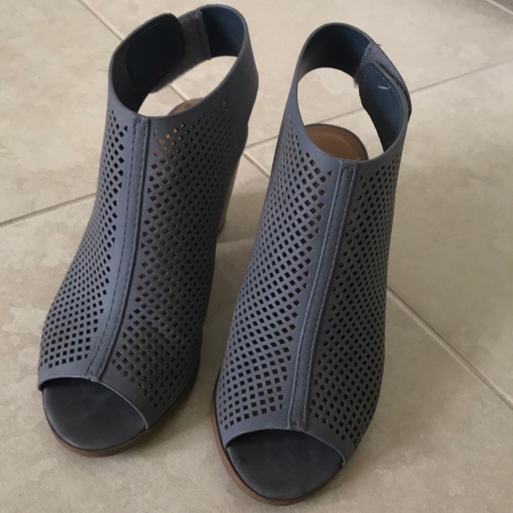 Perforated blue/grey heels - Picture 1 of 4
